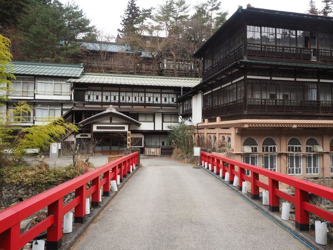 毎年、冬恒例の温泉旅。今年は11年ぶりに四万温泉に行くことにしました。人気の温泉地が多い群馬県では草津、伊香保の後塵を拝するものの、名の通った宿が多く、アクセスも良好。そして歓楽街的な要素が少ないのも自分達好みです。宿は1泊目は2008年も宿泊した積善館の本館。2泊目は長静館を予約しました。<br /><br />その1。積善館本館宿泊編。四万温泉へは関越交通の四万温泉号で。東京駅八重洲口9時発で四万温泉には12時半に到着。積善館に荷物を預け温泉街へ。初日は日向見観音に行くので途中にあるカフェテラス摩耶にて昼食。日向見観音を参拝後、御夢想の湯で日帰り入浴。宿には3時に戻ってきてチェックイン。2008年は本館に宿泊し、部屋が寒かった記憶があるので、今回予約したのは壱番館の床下に源泉が流れる部屋。部屋もきれいで暖かく快適。お風呂は有名な元禄の湯の他、貸し切り風呂、佳松亭の杜の湯にもゆっくりと入り寛ぎました。夕食、朝食は大広間にて。湯治プランとは思えない十分な品数と量。味付けも良く大満足でした。