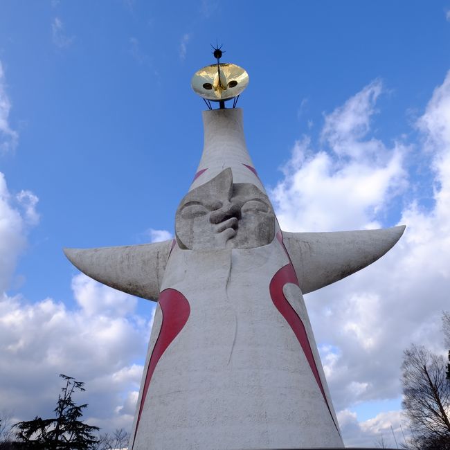 万博記念公園の「太陽の塔」内部などが見学できるバスツアーに参加しました<br />太陽の塔は、芸術家の岡本太郎がデザインし、1970年に開催された日本万国博覧会のシンボルゾーンにテーマ館として、母の塔・青春の塔・大屋根(長さ(南北)292メートル、幅(東西)108メートル、高さ約40メートル)とともにつくられました。(太陽の塔オフィシャルサイトより)<br />「太陽の塔」は、頂部の「黄金の顔」、正面の「太陽の顔」、<br />背面の「黒い太陽」の3つの顔ですが、博覧会当時は地下展示に<br />「地底の太陽」といわれる顔も展示されいましたが、現在「地底の太陽」は<br />行方が分からなくなっています。<br />