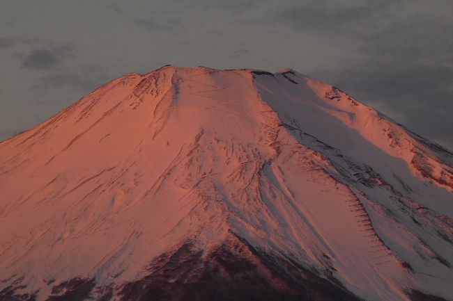 前日は山中湖畔からの紅富士を楽しみましたが、あまりの寒さに参ってしまいました。<br /><br />そこで、この日はエクシブ山中湖のお部屋で朝風呂を楽しんで、バルコニーから紅富士を楽しみます。<br />