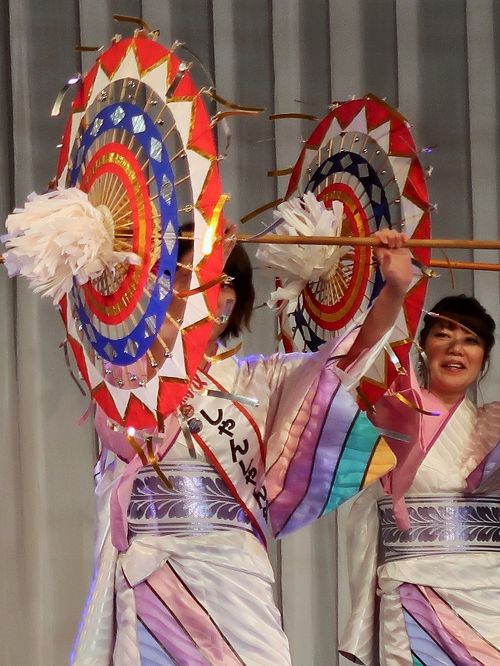 踊り傘 鳥取 しゃんしゃん祭り 和傘 鈴付き 舞台 小道具 インテリア 小物格安 破れあり》鳥取 しゃんしゃん祭り 和傘 踊り傘 しゃんしゃん傘