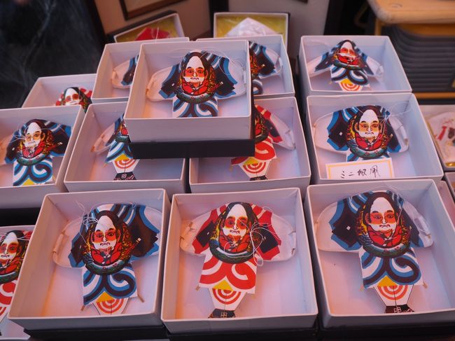 王子稲荷神社の「凧市」に行ってきました。参道には屋台が並びちょっとしたお祭りムードです。火事除けを願った市で、江戸時代から続いてきた伝統行事です。神社で売っている凧のお守りは1500円でした。<br />