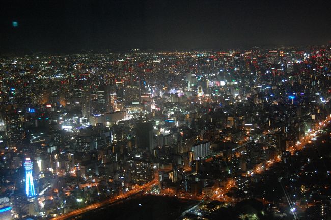 2016年から1年半ほど月一の出張で通った大阪・ミナミ。今回は記念日旅行として、久しぶりの訪問となりました。かつて慣れ親しんだこの街も、プライベートで訪れるとまた一味違った楽しさや発見があるものですね。<br />当初はゆっくりホテルで過ごす予定でしたが、煌びやかな夜景に誘われるかのように出歩くことになり、慌ただしくも充実した記念旅行を楽しむことが出来ました。<br />