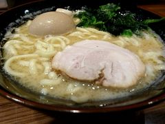 吉祥寺駅前で、横浜家系ラーメンを食べました