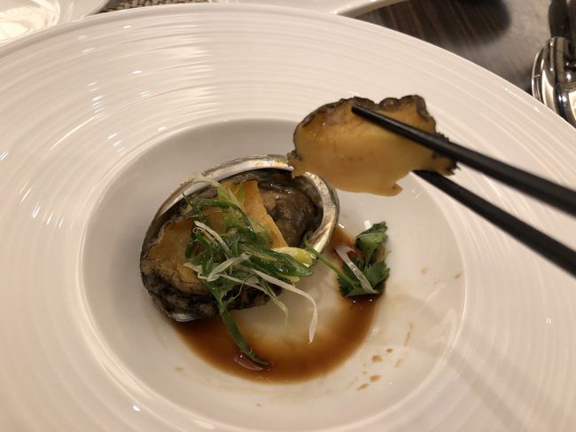優待券があったので、ヒルトン東京ベイのバイキングに行って来ました。<br />随分前に、中華街のオーダー式バイキングに行った事があるけど、<br />今回は初のホテルの高級中華レストランでのバイキングです。<br /><br />ランチ(土日祭日のみ)8800円+税金+サービス料と決して安くは無い!<br /><br />ダイエットを気にしつつ、でも値段は気にせず、<br />海老好きの私が、もぅしばらくは海老はいいやと思うほど、<br />鮑は今まで美味しいと思わなかった私が、また食べたいと思うほど、<br />海老三昧、鮑三昧、優雅に堪能してきました。