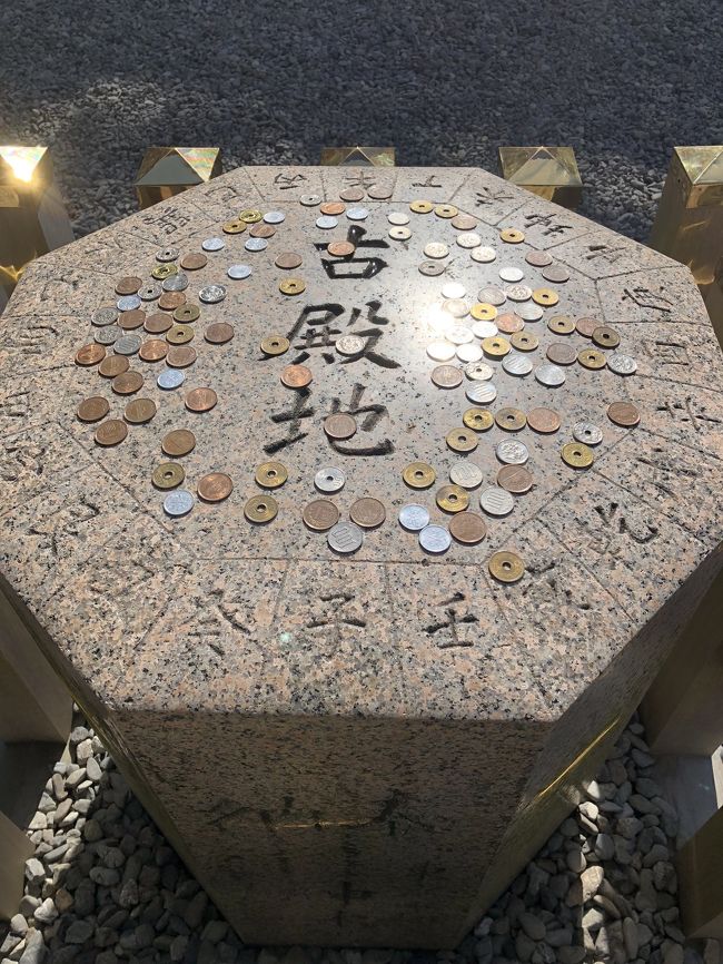 急にお休みがとれたので、お伊勢参りに。<br />時間はあるけど、お金なし、計画性なし。<br />とりあえず行ってから考えよう。<br />夜行バスで東京から三重へ。<br />鳥羽→二見浦→伊勢神宮<br />不思議とうまくいった旅になりました。