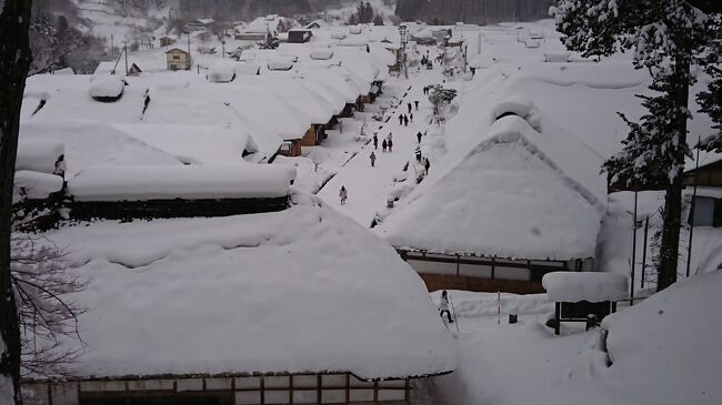 「冬はやっぱ温泉がよかね！？」「どうせなら雪見て一杯がよかよね～♪」「温泉に行こうか。」　「行こう行こう！」<br />　と、たちまち意見が一致した弥次喜多は、1月に北国を目指すことになりました。<br /><br />弥次：「会津若松に行こうや！　よか温泉のあるよ。近くには大内宿ていう昔の宿場が残っとって、最近、大人気げな。知っとう？」<br /><br />喜多：「知らん…　お～っし、そしたら大内宿と会津若松やね、OK!　楽しみやね～！　　鶴ヶ城もはずせんよね？！　八重の桜やもんね！　よか温泉旅館もあるごたあね！！」<br /><br /><br />とここまではすんなりでしたが、　うん？大内宿てどこにあると？会津ってどげんしていくと？？<br />