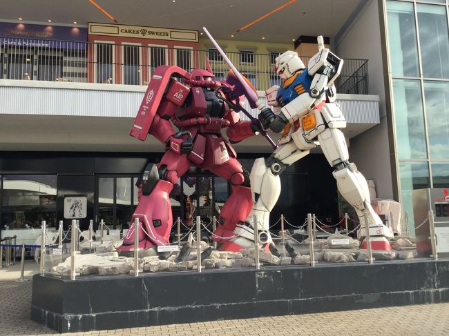 万博記念公園(大阪)の太陽の塔内部公開に行きました。<br />事前予約制でした。<br />1970年の大阪万博の時は修学旅行で行きましたが、混んでいるパビリオンは避けて(行列嫌いなので)あまり記憶に残っていませんが、太陽の塔はパビリオンの屋根から上半身をのぞかせていて、強烈なイメージでした。<br />その後、「芸術は爆発だ!」で有名な岡本太郎さんの作品だった事を知り、機会があればまた訪れてみたいなぁ!と思っていたところ、太陽の塔内部公開が期間限定で行われている事を知り、予約して行きました。<br />予約時間より早く着きすぎたので、万博記念公園駅近くのガンダムスクウェアで時間調整して行きました。<br />内部は現代風になっていますが、生命の樹の上部には大阪万博当時のゴリラがそのまま(修理しないまま)展示されていました。<br />当時は混んでいて諦めた太陽の塔内部を見ることが出来て良かったです。