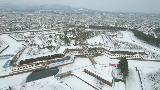 真冬に函館旅行に行って来ました！<br />1日目 飛行機が欠航になり、北海道新幹線で函館へ。ラビスタ函館ベイホテル泊。<br />2日目 風が強く極寒の函館観光。からの長万部温泉宿泊。<br />3日目 在来線で函館に戻り、五稜郭観光。バニラエアで帰還。