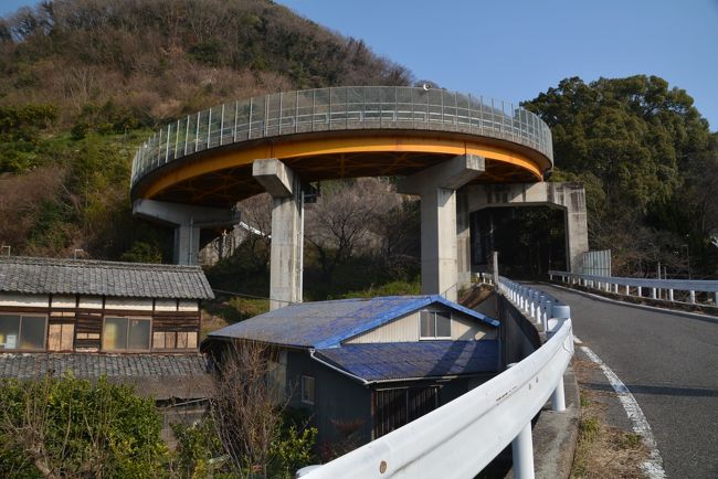 大崎下島の御手洗の街を散策しました。<br />まるでタイムスリップをしたような街並みに人影はありません。<br />「歴史の見える丘公園」へヒルクライム。<br />その後、大崎下島の一峰寺山と豊島の十文字展望台へヒルクライムしました。急なワインディングロードに楽しくなります。<br />そして上蒲刈島の民宿に泊まりました。<br /><br />大崎下島の御手洗と歴史の見える丘公園<br />https://youtu.be/4OAgEixoheM<br /><br />大崎下島の一峰寺山と豊島の十文字展望台へヒルクライム<br />https://youtu.be/5xw7iuDr9iE