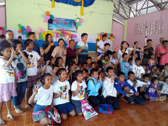 タイの子供日に、幼稚園児から中学生までいる学校に行き、一緒に遊んだり寄付をしてきました。