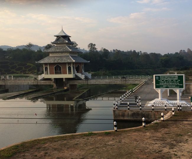 清万からラオスとの国境の町廊開(ノンカーイ)への長旅、清万6時半発で目的地廊開には26時間半後に到着。<br /><br />ウドンター二駅周辺では高速鉄道がほぼ完成状態、ラオス、昆明へ直通列車もそんな遠い話ではない。<br /><br />廊開駅からソンテウがなんと20TBと言うので助かった。乗客の一人はラオスに向かう英国人タイ仏教徒だった。<br /><br />廊開の宿は何時もメコン川沿のゲストハウス、夜行バス利用の友人が既に到着していたが部屋の掃除待ちで、庭で朝食を摂っていた。