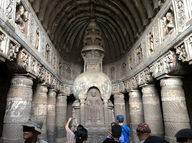 インドを旅行しました。前々から行ってみたかったアジャンタやエローラの石窟寺院を観光してきました。<br />アウランガーバード(Aurangabad)はムンバイの東方約350kmの都市で、標高約500mのためムンバイよりも涼しいです。私たちは飛行機で移動しましたが、列車やバスを使う方法もあります。<br />この街の名前の由来は、ムガル帝国の第6代皇帝アウラングゼーブ帝が1681年から1701年まで住んでいたことに因んでいます。<br />本編は3日目です。<br />1日目:成田空港からムンバイのチャトラパティ・シヴァージー空港へ。<br />2日目:ムンバイ市内観光、ガンジー博物館、チャトラパティ・シヴァージー・ターミナス。国内線で空路アウランガーバードへ移動。<br />3日目:アジャンタ石窟寺院観光。<br />4日目:エローラ石窟寺院観光、アウランガーバード市内観光。空路ムンバイへ移動。<br />5日目:ムンバイ市内観光、エレファンタ島の石窟寺院観光。チャトラパティ・シヴァージー空港から成田空港へ、機内泊。<br />6日目:成田空港着、帰宅。<br />