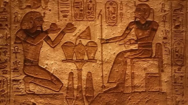 ツタンカーメンより100年位後の時代、ファラオの中のファラオと讃えられ、その在位70年期間中にエジプト各地に巨大な建築物を残した、自分大好きラメセス2世。（ラムセス2世とも読む）アブシンベル神殿はそのラメセス2世の最大の傑作と言われています。<br />1813年、スイス人が発見した時には神殿の４分の3は砂に埋もれていて、そしてイタリア人と英国人3人の計4人で掻いても掻いても崩れる砂を掻き分け、1815年、ようやく神殿の入り口を見つけたけれど、<br />手つかずのままだった神殿からは素晴らしい宝物が出てくると期待してたのに、財宝は出てこなかったので失望したそうです。でも、素晴らしい芸術品がでてきたのです。<br />この神殿は、アスワンハイダムが完成すると水没する運命だったそうですが、世界中の智恵を集め移転されました。<br />何しろ、その大きさにビックリ、エジプト各地に巨像を造り「建築王」ともいわれているラメセス2世、ここに巨像を造ることで、南の国から攻められないようにしたそうです。自分大好きだけではないんですねー。<br />以前は撮影禁止だったようですが、2018年よりカメラ券を買えば撮影オッケーとなりました。<br />そして、ここで出会った係の人が親切にしてくれて、そしたら「１ダラー」と請求してきた、びっくり。以後、事あるごとに１ダラーを請求するエジプトの方々、子供達まで。油断ならない国だ～。