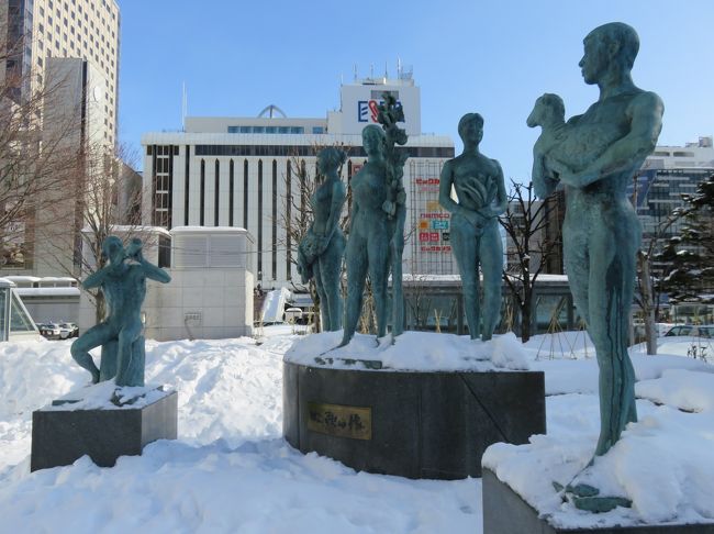 札幌はワン・ブロック１００ｍだそうだが、札幌駅から大通まで１ｋｍ。新しい町らしく、機能的だ。人工190万人で、東京、横浜、大阪、名古屋に次ぐ、大都市となっている。福岡市がその次だそうだ。札幌駅は真冬に来てみると、その対策がちゃんとできている町だと理解できる。他の大都市は雪が２，３０ｃｍ降ったらパニックになるだろうが、札幌は平然と対応しているようだ。 <br /><br />24日に福岡空港を昼過ぎに飛び立ち、2時間半で新千歳空港に到着した。北海道は各地で、予想通りの雪が降ったようだが、空港と札幌駅の間は、何食わぬ様子で機能していた。JRもバスもたくさん動いているようだ。昨年は往復JRの快速列車を利用したので、今年は、バスにしてみた。時間は長くかかったが、一般道路や高速道路を走って札幌の街中を通り、札幌駅まで来た。だいぶ迂回したのだが、それはそれで、知らない街を通過したので、面白かった。<br /><br />私が一番楽しんだのは、雪だらけの札幌の景色なのだが、今回は、十二分に満足した！この雪質は、下関は勿論、中国地方のスキー場ではありえないパウダースノーだ。こんな雪でスキーをしていたら、私もやめないで、続けていたかもしれない。その思いが、よけいに、北海道の冬を好きになる理由だと感じる。<br /><br /><br /><br />