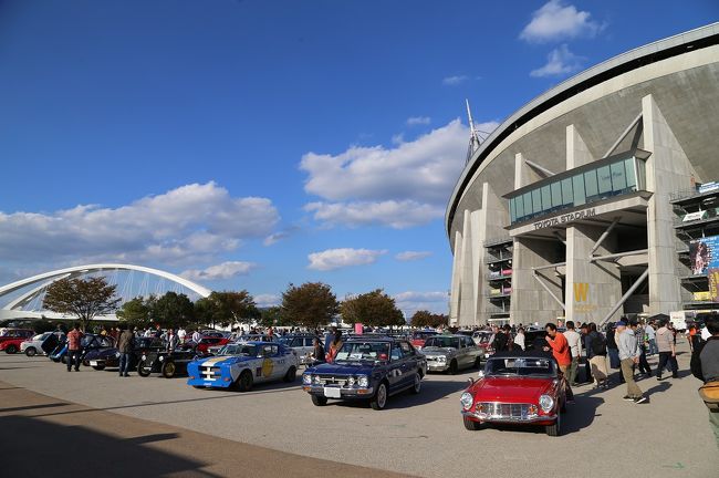 平成30年10月28日（日）に開催された「NAGOYA CLASSIC CAR MEETING 2018」に参加しました。<br />このイベントは主に旧車仲間が集い、お互いの情報交換しながら交流を深めるためのものですが、一般の家族連れの方たちでも、普段見ることが稀な旧車を見学したり、フリーマーケットや屋台を楽しんだりと、のんびりと一日楽しむことができるイベントでもあります。<br />特に人気なのが見学者も参加できる大ビンゴ大会（参加料500円）でしたね。<br />