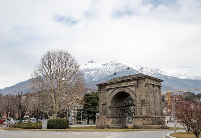 北イタリアの対象的な2つの絶景を巡る旅。<br />最初に訪れたのはリグーリア海に面した5つの村、チンクエ・テッレ。海沿いの崖にへばりつくようにカラフルな家が立ち並びます。シーズンオフで列車が1時間に1本と少なくて遊覧船も運航しておらず、営業している店も少なくて不便でしたが、その分観光客が少なくてゆっくりと街を巡り景色を眺めることができました。<br />次に訪れたのはアルプスの麓の街、アオスタ。古代ローマがガリアに通じる街道の要衝に築いた街で、街中や街道沿いに遺跡が多く残っています。当時の街の中心の通りが今もそのまま使われていて、往時の人々の息吹を感じられる街です。アオスタ・バレーに残る古代ローマ遺跡を訪れたほか、東にある谷を遡って誰もが知っている名峰の別の姿も楽しみました。<br /><br />☆?★?☆?★?☆?★?☆?★?☆?★?<br />【8】古代ローマ都市アオスタのローマ遺跡巡り<br /> アオスタは2000年前に古代ローマによって造られた街で、市内には古代ローマ遺跡が数多く残っています。<br /> 街の東の入口プレトリア門、街の創設者でありこの辺りを征服した人でもあるアウグストゥスに捧げられた凱旋門、壁一枚が残る古代ローマ劇場などの遺跡を巡り、2000年の時の流れに思いを馳せました。<br /><br />※古代ローマ遺跡に興味のある方はぜひ下記のサイトもご覧ください!<br />ガリアの玄関口アオスタ(イタリア)<br />http://roman-ruins.com/aosta/<br />☆?★?☆?★?☆?★?☆?★?☆?★?<br /><br /> 1 天気予報は8日間ずっと雨・・・<br /> 2 チンクエ・テッレを味わい尽くす・その1<br /> 3 チンクエ・テッレを味わい尽くす・その2<br /> 4 雨のち晴れ<br /> 5 リオマッジョーレ最後の散歩と絶景カフェ<br /> 6 チンクエ・テッレの絶景ドライブ<br /> 7 モンテ・チェルビーノ 誰もが知ってる名峰の別の顔<br />>8 古代ローマ都市アオスタのローマ遺跡巡り<br /> 9 イタリアとガリアを結ぶアオスタ・バレーのローマ遺跡三昧<br />10 雨に煙る古城