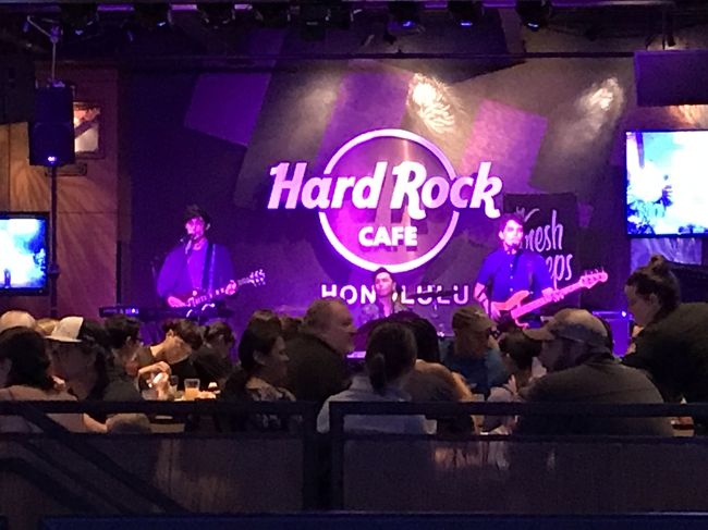 Holiday inn express Waikiki のホテルから、歩いて10分弱にあるHard Rock Cafeは、ちょうどイベントもやっていたこともあり、盛り上がっていた!1人でも、淋しくなく、周りのお客さんも優しかった。日本のように、ウェイターが気にしてくれることはないので、自分から話しかけたりする必要があるかもしれません。
