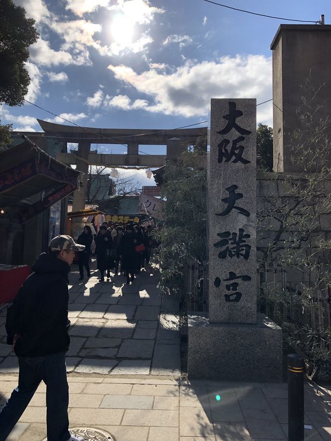 ここ数年恒例の正月は大阪の実家でのんびり、今年の初詣は大阪天満宮、お初天神になりました。<br /><br />1月1日 JAL121 HND~ITM<br />1月4日 JAL110 ITM~HND<br /> <br />高齢のおふくろの元気な顔を見て、親父の墓参りをし、それ以外は特にすることもなし。<br />今年の初詣は大阪天満宮、お初天神となりました。<br />