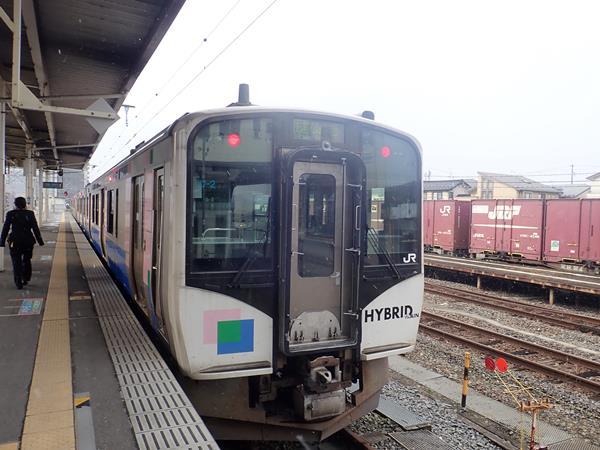 石巻駅からはＪＲ仙石線（仙石東北ライン）で仙台へ戻ります。仙石線も震災で大きな被害を受けて全線で運転不能になりました。その後順次運転再開区間を拡大し、２０１５年５月に一部区間での線路移設とともに、全線で復旧しました、同時に仙石線と東北本線の接続線も開通し、仙石東北ラインとしての運転が始まり、時間短縮による利便性の向上で、復興への貢献が期待されています。<br />復興の象徴として地域がより活性化することを願ってやみません。<br />そして、仙台駅で牛たん弁当を買って夕食にします。