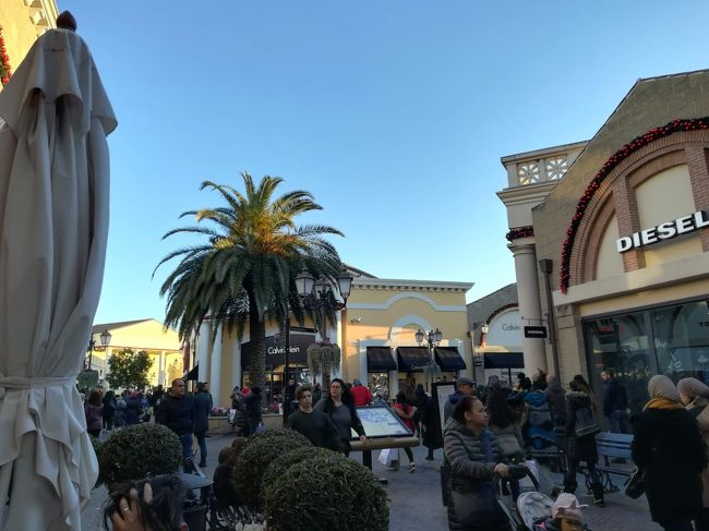 今日のメインイベントはCastel Romano Outlet<br /><br />旅行者がCastel Romano Outletへ行く場合、テルミニ駅からシャトルバスを使うのが一般的だが、シャトルバスは往路だけでなく復路のバスの時間も予約する必要がある。<br /><br />アウトレットが見どころ満載なのか、つまらない場所なのか不安だったので、時間の自由がきくタクシーで行くことにした。<br /><br />テルミニ駅からCastel Romanoまでは結構遠いので、地下鉄B線の終点ラウレンティーナまで地下鉄で行ってそこからタクシーを使うことにした。