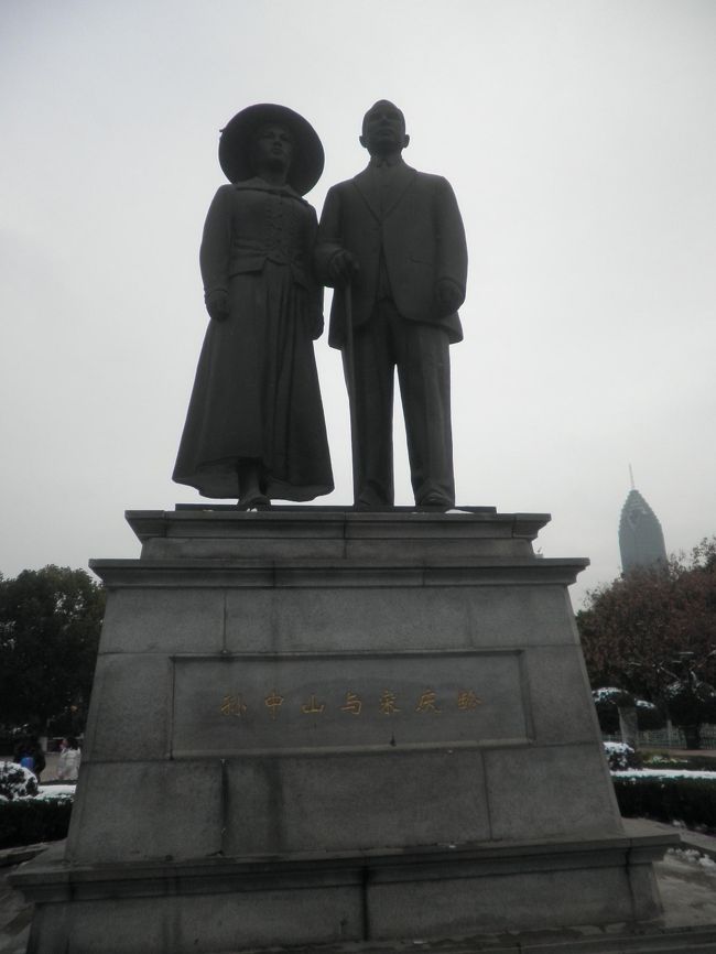 今年の正月は初めての武漢で御座います。<br />二十年ぶりの寒波で年末は華南で大雪になりました。<br />武漢も積もりましたが、何と、福建や浙江省の一部でも数十年振りに積もったそうです。<br />交通事故が頻発している様で赤壁には行かない方が、良い様です、今回は武漢市内散策になります。<br /><br />一年経過してから追記…<br />本当に一年後に街が封鎖される様な疫病が発生するとは…<br />武漢は革命の聖地、中国内陸部の要衝です。<br />本当に発生した場所が悪かったですね。<br />武漢市民は大変な思い(思いだけではないですね)をされている事と思います。<br />かつて辛亥革命を支援したのは他ならぬ日本人でした。<br />(その為か日中友好的な施設があって、とても親日的な街です!)<br />今回の災難でも既に日本からの支援が始まっています。<br />対岸の火事ではない危機です。<br />早く撃退出来るよう、頑張って下さい!<br /><br />武漢加油!