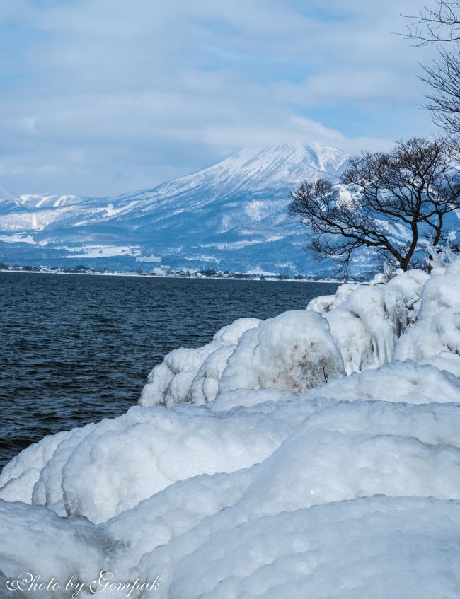 　ここ4年ほど冬になると、連れ合いが雪見露天風呂がある温泉に行きたいと言い出すので、今年も出かけてきた。今回の雪見風呂を楽しむ温泉は、安達太良山の北側、土湯峠温泉郷の一つ、野地温泉へ。隣県なので移動にさほど時間はかからないので、昼前に猪苗代湖畔天神浜のしぶき氷の撮影も楽しんできた。ここは、3年前にも一度訪れているが、その時は暖冬のせいでいささか、しょぼいしぶき氷だった。一週間前に出掛けた中禅寺湖のしぶき氷が今年は見事だったので、猪苗代湖でも迫力あるしぶき氷でできているのではないかとリベンジのつもりで再訪したのである。<br />　翌日は、会津若松、南会津、塩原経由で途中、大内宿に立ち寄って一般道を使って帰宅の途についた。