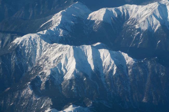 　1月２７日、ANA羽田発１５：０５松山行きの飛行機から見た景色です。<br />　この便で期待していることは、ただ一つ。雪をかぶった南アルプスを見ること。そして、その中でも南アルプスの盟主である赤石岳を山座同定できればいいな、ということです。<br /><br />　何度も南アルプス上空を飛びますが、ここは山頂に雲を被っている確率が高く、冬の晴れ間のように空気の透明度が高くないとすっきりと山の姿を確認することができません。<br /><br />　地図とは何年間も睨めっこしているのですが、どうしても平らな紙の上で見るのと実際の山では、全く捉まえ方が違ってどれがどの山だか確認できないのでした。今回はあれは、あの山だ、ということがわかったのです。