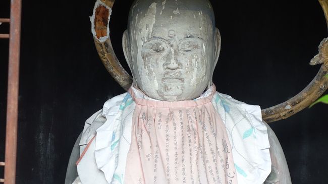 大和の里を歩くのが好きです。明日香そして斑鳩路を銀輪行しては、日本と云う国の形が生まれた足跡を辿っています。その少し前の時代、と云えば二上山から金剛山麓の東麓に広がる御所・葛城そして今回訪れた當麻の里に行かねばならないでしょう。大和の官寺や高野山そして比叡山の寺は時の政権によって創建され、手厚い庇護の本で隆盛を誇ってきた。しかし、當麻の里の「禅林寺」は豪族當麻一族の氏寺として発展してきました。その當麻一族が衰退した後は地元の人々の信仰に支えられています。その禅林寺、通称「當麻寺」に加えて近くの「石光寺」を銀輪行してきました。