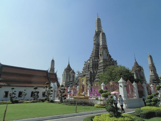 タイ二日目は御一行様でバンコク市内の観光ツアー。<br />バンコクの三大寺院やらチャオプラヤー川の渡し船やら、王宮やらを巡りました。二日目前編、まずはワットプラケオとワットアルンの見学です。<br /><br />576冊目　2021/02/08投稿