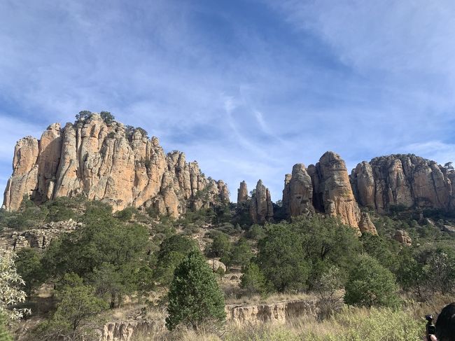 サカテカスの街から約2時間走っところにsierra de los órganos があります。公園に着くとすぐに見える、空にそびえる数々の自然岩。さらに公園内を散策すると目の前に見える自然岩の迫力に感動しました。どうやってできたのか？自然の力は凄いなあ～と思いました。