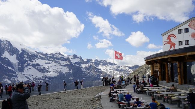 インスブルック観光（オーストリア）ののちサンモリッツ湖畔（スイス）のレストランで昼食をする。大きなソーセージとポテトとビールでお腹は満たされ、出発すると間もなくバスはベルニナの山岳の懐ディアボレッツア・ケーブル・ステーションに到着した。<br />スキー、山登り、ロッククライミング、で訪れているであろう人々が目につく。中高年の方のウエアーや山登りグッズが似合っているし、まぶしいくらい恰好良いのだ！<br />ケーブルカーでディアボレッツアの展望台に上がると7月だというのにたくさんの雪がまだ残り正面には澄んだ山の空気と壮大なアルプスのパノラマが広がっていました。<br />そして今日の宿泊は高級リゾート地スイス、ダボスです。