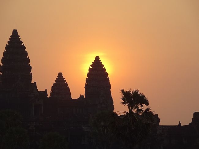 ベトナムの旅を終えてカンボジアの旅が始まりました。<br />カンボジアではシェムリアップを拠点にします。<br />７泊の予定ですが、宿は初日の１泊しか予約していません。<br />ツアーも含めて何も決めずに来てしまいました。<br />毎日宿を替えることになりました。<br />実質６日あるので焦らず行動しましょう。<br />カンボジアの世界遺産は「アンコール」「プレアビヒア」「サンボープレイクック」の三ヵ所です。<br />今日はアンコールの遺跡群を朝から訪問します。<br /><br />この地はこの時期でもう暑い。<br />クーラーが必要なくらいです。<br /><br />★ベトナムの旅★　1.22～2.1<br />★カンボジアの旅★　2.1～2.8<br />2.2　シェムリアップ（市内観光：カンボジア）２泊目　<br />☆2.3　シェムリアップ（アンコールの遺跡群：カンボジア）３泊目　<br /><br />１万リエル≒\270≒US$2.5<br /><br />参考：地球の歩き方<br />　　　世界遺産アカデミー