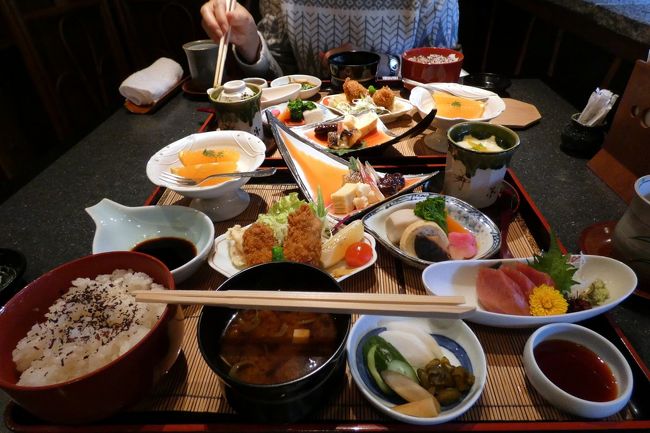 この日の昼食は日本料理はせ川で頂きます。<br /><br />日本料理はせ川は明治時代創業の老舗で、土日は基本的にお休みですが、予約をすれば対応して頂けるようでお願いしました。<br />
