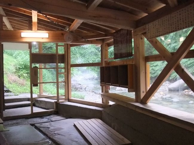 「南会津町民の自慢の温泉です」と書かれた看板が掲げられているその温泉は、共同湯にして露天風呂。1000年前から湧き出ていたという貴重な足元湧出泉を、南会津町民の方々が代々守ってきた。宝の様な自慢の温泉だという事が、素直に心に伝わってくるような、大切にされてきた温泉だ。