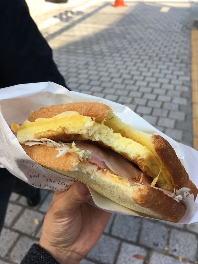 明洞の Isaacでトースト。<br />基本韓国は、ひとりでの行動が多いので、ひとり旅情報。<br /><br />行列が出来ていました。多分ほとんど観光客。<br />メニューは指をさせばオッケーです。<br /><br />少し甘めのふんわり卵にベーコン。<br />パンも柔らか。確か3500ウォン 位です。<br /><br />サンドイッチ片手に明洞を歩いて近くの教会を歩いたり、次の目的地に移動するのでした。<br /><br />途中道すがら、カフェでアイスコーヒーをテイクアウトして、気持ちのいい時間になりました!