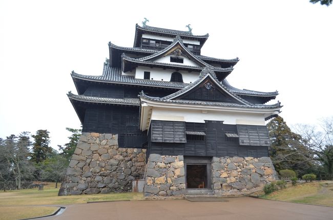 日本全国に残る天守閣十二城の一つ、国宝に指定されたのは四年前だそうです。「白鷺城」という別名を持つ姫路城などと違い、黒い板塀の方が古い様式だそうです。最上層からは、宍道湖や松江市街など四方の眺めが雄大です。