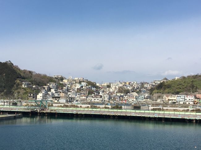 たぶん初めてかな?日帰りバス旅行のミステリーツアーに参加しました!<br />どこに行くかはお楽しみだけど、チラシのヒントは・・・<br />・まるで海外のよう!関西発バスの旅初登場の話題のスポットへ!<br />・海産物のお買い物<br />・ご昼食は「●●牛すき焼き&ふぐてっさ」をご用意!<br />・甘いイチゴ狩り食べ放題!<30分間>さらに「いちごジュース1杯」・「いちご大福作り体験」をお楽しみください!<br />・H急交通社オリジナルパッケージの「いちご●●」つかみ取り体験!さらにお買い物もお楽しみ<br /><br />三重かな~?ふぐって書いてあるから福井?淡路島?<br />わくわくしながら出発~♪