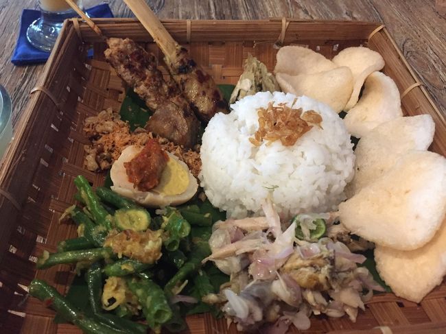 インドネシアの代表料理、ナシチャンプル<br />ナシはインドネシア語で白ご飯、チャンプルは混ぜるという意味です。<br />ナシチャンプルは、白ご飯に色々なおかずが少しずつ付いた、よく日本の定食の様だと表現されます。<br /><br />観光客向けのレストランとかでも食べれます。<br />レストランでの注文の方法と、ローカルのワルン(屋台)での注文の方法は違います。<br /><br />レストランでは普通に「ナシチャンプル1つ」と注文して、付いてくるおかずはレストランお任せです。<br /><br />ローカルワルンでは「お母さん、ナシチャンプル10,000ルピア分頂戴。野菜多めで!」と値段と、おかずの希望を伝えます。<br /><br />良かったらローカルワルンを楽しんでみてください。<br /><br />https://karismabalitour.com/index_jp.html