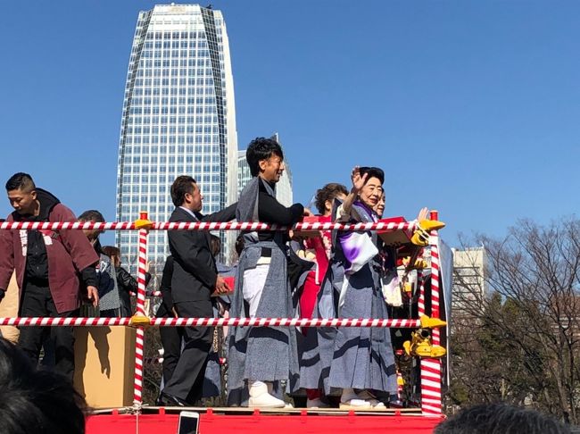 2月2日早朝から新幹線で東京へ向かいました。<br />今日の富士山は綺麗に見えました。<br />雪が少ないという感じです。<br />田町で今日は宿泊して、2月3日は節分。<br />開運巻きは東京駅のデパ地下で購入しランチで頂くことにしました。<br />浜松町駅で下車して、まずは軽くうどんを頂きました。<br />増上寺で豆まきが開催されるということで、芝公園を散策してから向かいました。<br />恒例の豆まきには中村珠緒さんが毎年来訪ということです。<br />今年は杉浦太陽さんら数人の芸能人がいらっしゃいました。<br />福餅、豆も手を挙げた所でキャッチできちょっと満足。<br />餅も豆も美味しい。<br />鬼にも会えて、節分を満喫しました。<br />