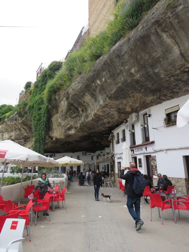 セテニル・デ・ラス・ボデガス_Setenil de las Bodegas　岩窟の隠れ家！中世イスラム勢力が築いた難攻不落の村