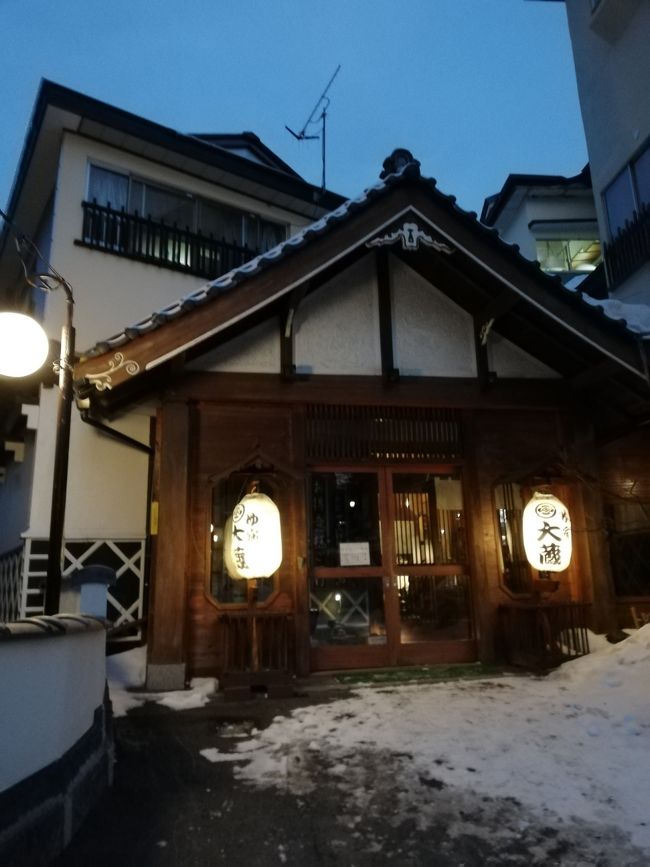 寒波に震える雪のなか、露天風呂で温泉に浸かり、食べては飲み、寝ては温泉の夫婦慰安旅行。<br />出会いも別れもひっくるめて、温泉は義理と人情のあたたかさ(熱さ!)