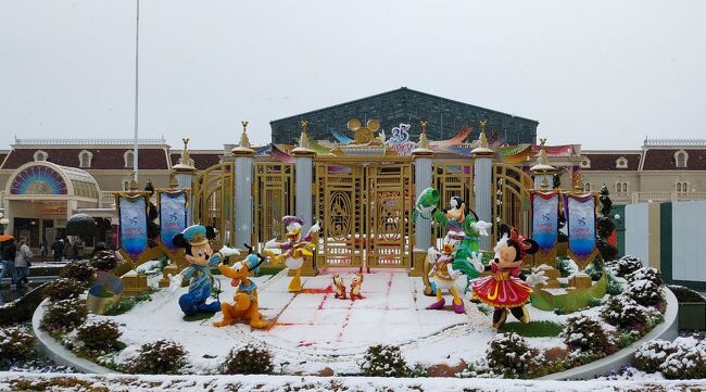 2019年2月も東京ディズニーリゾートへ!<br />当初は、2019年2月6日(水)に日帰りでいくつもりでしたが、雨のためこの日に延期!<br />この日の天気は晴予報でしたが、数日前に雪の予報に変わりました。<br />東京ディズニーランドでお昼のパレードの「ドリーミング・アップ!」の時間帯に雪が止む予報でしたので変更せずインすることにしました。<br />いつもは平日ばかりですが、9年ぶりにお休みの日にインパしました。<br />