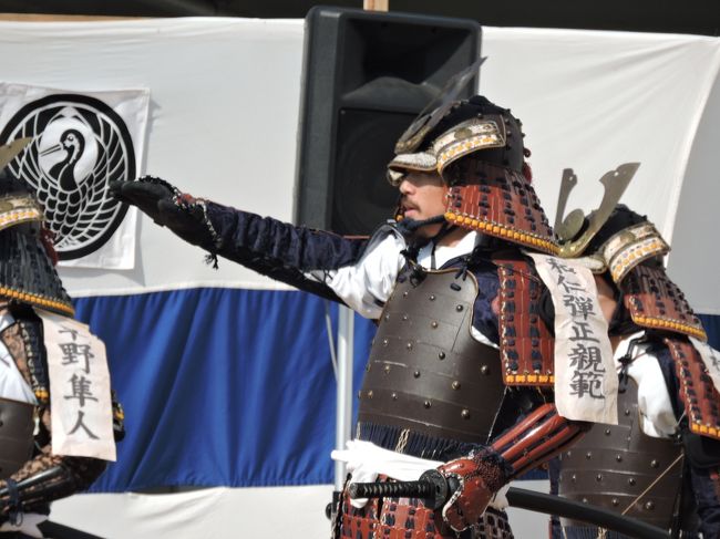 2月10日(日)<br />毎年この時期に行われる祭りを見に行った。以前からして知っていたが行くのは初めてである。今年は和水町は「いだてん」や先ほどの地震など何かと話題になることが多い。<br />天気も良くなりそうなので出かけることにした。 まず先日まわれなかった「八つの神様」巡りの残り3つをめぐる。<br />9:30 自宅出発(自家用車)→高速道路(熊本IC→菊水IC)→県道6号線→和水町津田→国道443号線→県道194号線→命の神様→(春富)→耳の神様(県道195号線)→和水町板楠→手足の神様→三加和中学校(駐車場)→和水町多目的広場到着<br />11:00 第42回戦国肥後国衆まつり会場<br />11:20 肥後にわか(和水町青年団) 手すき和紙体験(楮の皮むき体験)イノシシ汁<br />12:00 ゆるキャラステージ<br />12:30 くまモンステージ<br />13:00 南蛮毛物語(なごみエンターティメントアカデミー)<br />13:30 武者行列と国衆一揆の再現「豊臣軍勢対和仁軍勢」<br />14:40 お楽しみ抽選会<br />15:00 閉会・紅白餅投げ<br /><br />15:10 三加和温泉入浴<br />16:30 →県道6号線→高速道路(菊水IC→熊本IC)<br /><br /> 初めて戦国肥後国衆まつりを見に行ったが、面白かった。八つの神様の残り3つ(命の神様・耳の神様・手足の神様)をめぐってから和水町多目的広場に行く。<br /><br />第42回という戦国肥後国衆まつりを見学する。<br /> 天正15年(1587年)豊臣秀吉の「検地」に抵抗する肥後国衆一揆が起こると、和仁氏・辺春氏約900人の軍勢で「田中城」に籠城し抵抗した。秀吉はこれに激高し、筑前・筑後の諸大名に命じ一万の大軍で総攻撃を開始した。二か月にわたり壮絶な攻防をしたため秀吉は怒り、「刀狩令」を発布したといわれる。これが今もなお日本歴史上大きく位置付けられている「田中城の戦い」である。<br /><実行委員会作成のパンフレットより><br /> 田中城(別名 和仁城・舞鶴城)<br /><br /><br />