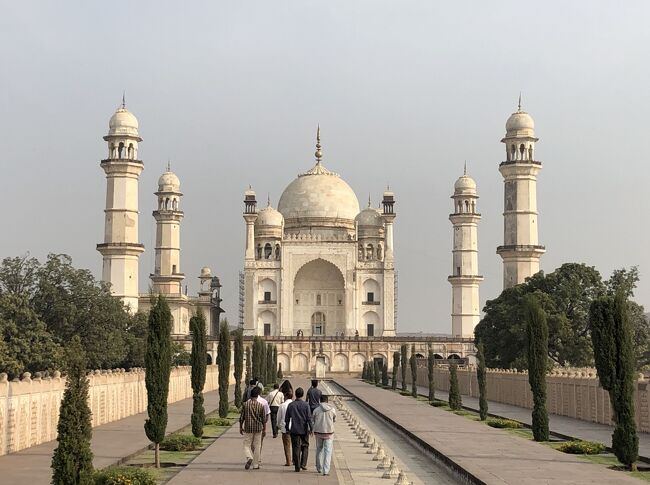 インドを旅行しました。前々から行ってみたかったアジャンタやエローラの石窟寺院を観光してきました。<br />アウランガーバードにはアグラにあるタージ・マハルにそっくりなビービー・カ・マクバラ（Bibi Ka Maqbara）があります。ムガル帝国第6代皇帝アウラングゼーブ帝の息子であるアーザム・シャーが亡き母のために造った霊廟です。<br />アウランガーバードからエローラまではバスで約1時間、私たちはツアーバスですが、路線バスもあります。<br />本編は4日目です。<br />1日目：成田空港からムンバイのチャトラパティ・シヴァージー空港へ。<br />2日目：ムンバイ市内観光、ガンジー博物館、チャトラパティ・シヴァージー・ターミナス。国内線で空路アウランガーバードへ移動。<br />3日目：アジャンタ石窟寺院観光。<br />4日目：エローラ石窟寺院観光、アウランガーバード市内観光。空路ムンバイへ移動。<br />5日目：ムンバイ市内観光、エレファンタ島の石窟寺院観光。チャトラパティ・シヴァージー空港から成田空港へ、機内泊。<br />6日目：成田空港着、帰宅。<br />