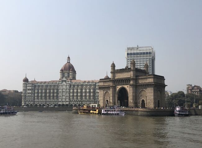 インドを旅行しました。前々から行ってみたかったアジャンタやエローラの石窟寺院を観光し、ムンバイの市内も観光しました。<br />ムンバイ最終日です。インドには二つのインド門があります。ムンバイにあるインド門はGateway of India、デリーのインド門はIndia Gate。ムンバイのインド門は植民地時代を語り継ぐ「遺産」として残っていますが、デリーのインド門は第一次世界大戦などで戦士したインド人兵士の慰霊碑として造られたものです。<br />インド門の脇にある桟橋からエレファンタ島に渡りました。かつてポルトガルがムンバイを植民地としていた時代、島に大きな象の石像があることからエレファンタ島と名付けたと言われています。ポルトガルの兵士はその象を銃の標的にして徹底的に破壊したようです。悲しい歴史の詰まった観光地です。本編は、5日目と6日目です。<br />1日目:成田空港からムンバイのチャトラパティ・シヴァージー空港へ。<br />2日目:ムンバイ市内観光、ガンジー博物館、チャトラパティ・シヴァージー・ターミナス。国内線で空路アウランガーバードへ移動。<br />3日目:アジャンタ石窟寺院観光。<br />4日目:エローラ石窟寺院観光、アウランガーバード市内観光。空路ムンバイへ移動。<br />5日目:ムンバイ市内観光、エレファンタ島の石窟寺院観光。チャトラパティ・シヴァージー空港から成田空港へ、機内泊。<br />6日目:成田空港着、帰宅。<br />