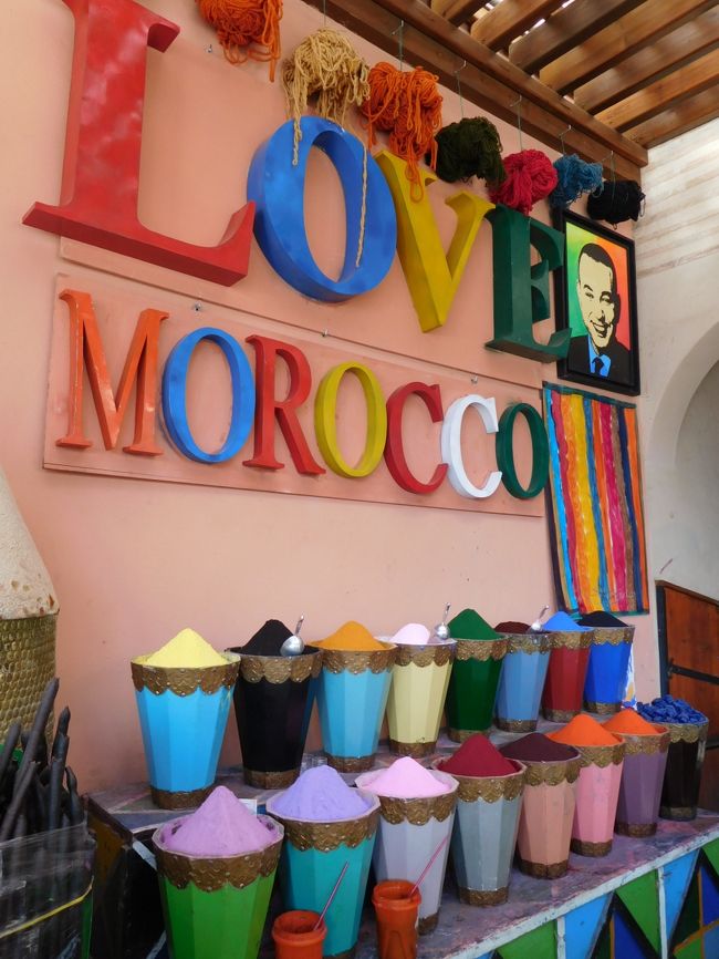 　2018/11/23（金）～12/2（日）の10日間でモロッコ周遊旅行に行って来ました。アフリカの中では比較的安全な観光大国ではあるものの、外務省の海外安全情報ではレベル１のため、HIS主催の”モロッコ夢紀行10日間”のツアーに参加しました。<br />　フォトジェニックな国・モロッコは日本の約1.2倍の広さで、日本のように四季もあり、エキゾチックな街だけでなくヨーロッパ調でもあり、砂漠あり雪山ありの魅力的な国で、めっちゃ楽しめました♪<br />　本旅行記は7日目後半について記載しています。オートアトラスを超え、マラケシュに着きました。世界遺産の迷宮都市マラケシュの旧市街を観光します。<br /><br /><br />＜日程＞（◆は本旅行記）<br />◇11/23（金）：カタール航空813便　羽田空港23:50発→ドーハ6:10着(+1)<br />◇11/24（土）：カタール航空1395便　ドーハ9:05発→カサブランカ15:40着<br />　カサブランカからバスでタンジェへ（タンジェ泊）<br />◇11/25（日）：タンジェ小観光→【世界遺産】ティトゥアン観光→青の街・シャウエン観光→フェズへ（フェズ泊）<br />◇11/26（月）：【世界遺産】フェズ終日観光（フェズ泊）<br />◇11/27（火）：フェズ→イフレン→メルズーガへ（メルズーガの砂漠ホテル泊）<br />◇11/28（水）：メルズーガ砂丘の朝日鑑賞→トドラ渓谷→ワルザザードへ（ワルザザード泊）<br />◆11/29（木）：ワルザザード→【世界遺産】アイト・ベン・ハッドゥ観光→ティシカ峠→【世界遺産】マラケシュ観光（マラケシュ泊）<br />◇11/30（金）：【世界遺産】エッサウィラ日帰り観光（マラケシュ泊）<br />◇12/1（土）：マラケシュ自由観光→19:00発カタール航空1395便にてドーハへ<br />◇12/2（日）：ドーハ4:50着、ドーハ6:50発カタール航空812便にて羽田空港へ（22:30着）