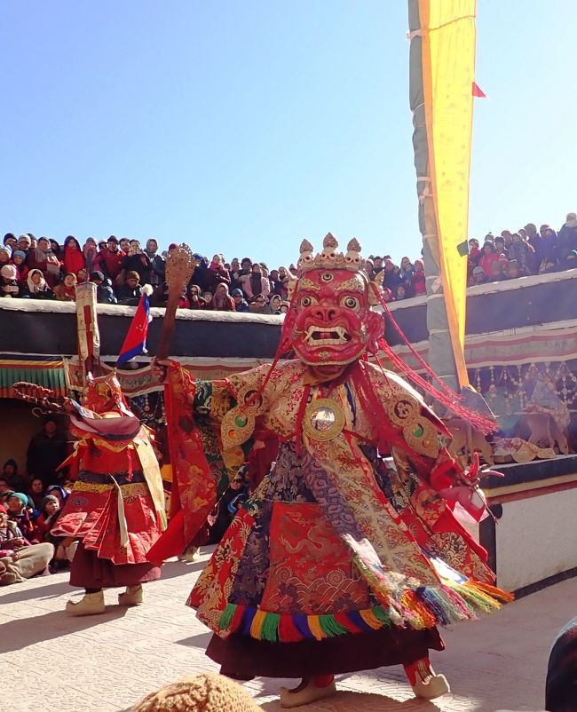 ラダックのお祭りを探したら、今年はたまたまスピトゥクゴンパのグストール祭りが1月の3日と4日にある、ということで、行ってみた。<br /><br />そして、ティクセゴンパの朝のプジャは外せないんで、最終日の飛行機の乗る前の朝に。。<br /><br />冬のレーって。。。夏は、観光客でいっぱいで、秘境じゃなくなっちゃったけど、冬って観光客が少ないんで、そして、独特のラダックの冬の生活があるもんで、秘境が味わえて、ほんと、よかったわ。