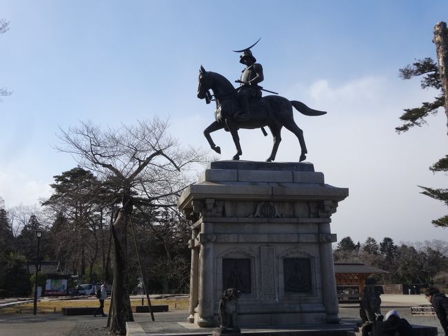 日本100名城の一つである「仙台城」に行ってきました。<br />天守閣はないこと、青葉城と言われていること、広瀬川が城址の下を流れていることを知っている程度の知識で訪れましたが、実際に訪れた仙台城址は、仙台の城下町が一望でき、石垣も見事な城跡で、とても感動しました。