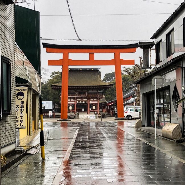 《2019.Feb》20th １day driving of visit to Post Office in AICHI,without sightseeing.<br /><br />オヤジ殿の生涯の趣味〝旅行貯金〟に付き合い始めてはや4年半。2月は愛知県からスタートしました。行程管理を端折った旅路はやはり〝理想論の一筆書き〟ルートであり、結果的には重複したルートも多く非効率的なものとなってしまいました。行程管理の観点からするとやはり満足の行くものではありません。ならば第2弾～となるものは〝完璧な仕上げ〟をしたいのですが、シフト休ゆえ日にちが決まりません。結局三連休のいずれかの日となった日取りは2月19日になったものの、前回同様〝行先リスト〟ができておらず、やはり行き当たりバッタリの旅となりました。<br /><br />いつもはオヤジ殿との比較で二人旅ですが、偶々休みの被ったまーさんを巻き込んで出掛けることが当日朝に決定。旅は付いて行くものとの考えの持ち主がこの郵便局巡りの旅をどう捉えるのか？面白くもありました。<br /><br />今回の足はまーさんのマイカーであるNOTE e-POWER。はじめての家族総出となった20th １day driving of visit to Post Office in AICHI,without sightseeingの旅は、梅雨を思わせるような雨の中はじまります。<br /><br />平成31（2019）年2月19日火曜日<br />オヤジ殿の7時半出発の予定（は未定）の一声で6：45に起床します。生憎の雨模様だったこともあり、行くかどうかから始まりました。とは言え代わりの日はそう簡単に出せる訳もなく、同行を決めたまーさんの休みまで合わせるならば今月度のシフトではまず不可能。そんな出ばなを挫くこともありましたが、せっかくなので行こうと言うことになりました。<br /><br />私が同行するようになって20回目の郵便局巡りの旅に於いてはじめてイストくんがお留守番になりました。代わりに足になってくれるのはまーさんの愛車NOTEくんです♪最近流行りのエコカー故に高速料金が倍になるものの、燃費の良さからどうなるんだろうとみんなが興味津々でした。<br /><br />てっきりまーさんが運転すると思いきや、あくまでも高速道路は運転しない主義と言うことでドライバーは私が務めることに。トヨタ系のエコカーとは違う日産系のエコカー、一般道でブレーキを踏むことがない独特の運転には未だ違和感を感じながら運転しています。<br /><br />取り敢えず南淡海の自宅を出発して、草津田上インターチェンジから新名神高速道路を走るルートを取ります。前回よりも遅い出発となったことが幸いしてか、瀬田東インターチェンジ迄は相変わらずの混雑だったもののその先はスムーズでした。<br /><br />新名神高速道路を走るにあたり、ハイブリッド車の走りを見せてくれ～っと思っていたのが甘かった・・・。いつものイストくんであれば巡航速度100km/hで走れるところが、アクセスベタ踏みでやっと100km/hを超える位・・・。高速域はモーターで走るNOTEくんには、酷な高速デビューになってしまいました（汗）。<br /><br />まあスピードが出ないなりに走って行くと、まーさんの一声で土山サービスエリアに立ち寄ることになります。基本土山サービスエリア迄は1時間かからないために前回も通過したのですが、まーさんの立ち寄りがないと行かないとのご意見故仕方がありません。<br /><br />相変わらず団体客の休憩施設となっている場所ゆえ朝から人がうじゃうじゃいます。そんな中でマイペースな私のこと、セブンイレブンでコーヒーとドリンクを購入し一服をするために喫煙所へと向かいます。上下線共有のサービスエリア故に利用者も多いのですが、ほとんどはあちらのお国の方々でした。<br /><br />ひと息入れた後に再び走り出します。前回同様亀山ジャンクションから東名阪自動車道へと入って行きますが、伊勢湾岸自動車道との四日市ジャンクション手前で追突事故があったらしく渋滞情報が流れていました。ハイウェイラジオで車線規制は知っていたので右側車線を走っていましたが、どうやらトラックが前の車に突っ込んだ様子。人ごととは思えず気を引き締めて事故現場脇を通過して行きました。<br /><br />今回は第一目的地の位置関係で東名阪自動車道をそのまま直進することとなっていたため、一般道に下りる前に大山田パーキングエリアにて2回目の休憩を入れることにしました。そして木曽川を渡り愛知県に入るとすぐにある弥富インターチェンジにて高速を下り、いよいよ今回の郵便局巡り旅してが始まります。<br /><br />予定通り津島市の残りの局から再開となるため、先ず津島南本町局に立ち寄ります。次いで津島門前局、言わずと知れた我が国に於ける天王社の本社ですある津島神社の参道にある郵便局です。目の前に大きな鳥居がで～んと聳えており、ゆっくりと参拝したい気持ちもありましたが、この雨と時間の都合上車の中からのお参りに留めておきます。まあ改めて訪れることを心に秘めて・・・。<br /><br />そして津島局の訪問で津島市全局をコンプリートし、八開・西川端局と済ませることで愛西市も制覇しました。ここからが今回の〝新たな訪問局〟となり、稲沢市の祖父江五ツ屋簡易・西光坊局を回ります。二人旅ならば昼メシ抜きは当たり前ですが、そんなことは許さないまーさんが食べるもの～と宣います。道中で見つけたスーパーカネスエ平和店に立ち寄ってなにやら買って来てくれました。こういう時には普通の旅を求める者がいるかいないかで大きく変わるもんだと改めて思います。<br /><br />ハンドルを握る私は、待ち時間を利用しておにぎりや天むすを摘みますがお連れ二人はいざ知らず。とはいえオヤジ殿が目的地に着いたにも関わらず、食事に勤しんでいることには時間位読めよ～と少し閉口したりもします。ドライバーとしてはひたすら目的地を目指して次から次へと走るのみ、平和・森上・祖父江山崎簡易・祖父江・祖父江両寺内簡易・矢合・稲沢・稲沢稲葉・稲沢大塚簡易・稲沢国府宮・稲沢奥田・千代田・大里・稲沢日下部・稲沢日下部東町簡易と稲沢市にある郵便局へと立ち寄っては次を目指すの繰り返しです。次局の春日局は清須市になりますが、直営の特定局ではあるものの現役の郵便局らしからぬ雰囲気を醸し出している風変わりな郵便局でした。雨が降っており車から降りたがらないオヤジ殿の代わりに私がなにやら書いてある〝貼り紙〟を確認するために車を降りて歩いて行きます。どうやら駐車場がないことを書いてあるだけで、局自体は営業している様子。ただ車通りが決して少なくはない通りに面しているために、車を停めるにも気をつけなければならないのはちょっと不便だと思える場所、人通りが少ないことを良いことに歩道に車を停めて待っていましたがやはり疲れます。そんなこともありオヤジ殿が戻ると同時に出発し、残り僅かとなった時間の限り行くことが出来る郵便局へと向かいます。<br /><br />稲沢駅前・稲沢下津郵便局でタイムオーバーとなりました。正確に言うと稲沢下津局は時間に間に合わなかったため、ATMで入金し局印を押して貰っています。それ故に完全なるコンプリートではないようにも思いますが、そこはオヤジ殿の価値判断。もう一度行くかどうかは任せます。という訳で津島市・愛西市・稲沢市をコンプリート、25局の実績を持って今回の旅の主目的は終了です。<br /><br />いつもの如く時間のしがらみから解放されて、向かった先は休憩施設。今回は近場のスーパーマーケットValor伝法寺店に立ち寄ります。最近凄い勢いで南淡海にも新規出店しているスーパーチェーンは中部圏を発祥としたお店ゆえに、稲沢市の界隈ならば店舗数はかなりの数があるようです。とは言っても私の場合バローの隣にある系列のV・drugが目的です。ぶらぶらしながらお菓子を選んで購入します。小袋分けされたものは手が汚れないためのもの。私の買い物に対しいつも文句を言うまーさんも今回だけは何も言いませんでした（笑）。<br /><br />ひと息ついたら帰り道につきます。途中でNOTEくんに給油をしなければならないために出光のスタンドを探します。その前にコーヒーを買おうと立ち寄ったローソン岐南伏屋店でしたが、まさかのコーヒーベンダー故障のために購入できませんでした。仕方がないので店を出て先に丸栄石油岐南セルフSSにて給油をすることにしました。<br /><br />タンク容量は変わらなくとも一般道でリッターあたり25kmは余裕で走れるのはさすがエコカーだけあります。ただアクセルベタ踏みで高速走行しなければならないのはちょっと疲れました。NOTEくんがお腹いっぱいになり、同行3名はひと息つける場所を探します。岐大バイパスを走行しなごら見つけたローソン岐阜六条店に立ち寄ってコーヒーを仕入れます。そして自宅を目指しつつ夕食を何にするかで意見が分かれます。こんな時に二人ならば私が勝手に決めて向かいますが、3人いると揉めることになります。ひとつ決めると帰路から外れるとか、○○は嫌だとかで話が纏まらず、結局大垣を通り過ぎてしまいやっと垂井町のCoCo壱番屋にすることでまとまりました（汗）。まーさんとオヤジ殿はご当地メニューの飛騨牛カレーとサラダを注文します。私は特にグルメでない人なので、チーズバーグカレーほうれん草&amp;チーズトッピング+ごはん400gとボリュームを優先します。ってかどんだけチーズが好きやねん！てたまーさんからダメ出しされたのはご愛嬌です（笑）。<br /><br />全員が美味しく完食し、お腹もいっぱいになりました。そして再びNOTEくんに頑張って貰います。国道21号線をひた走り、滋賀県に入り米原市西円寺交差点で国道8号線に入ります。そして大凡半分の距離にあるメガセンタートライアル彦根店に立ち寄り、買い物がてらひと息入れます。垂井をスタートし、南淡海の我が家までの半分が彦根なの？と言われそうですが、多少のズレはあるもののその位置関係を知った当の本人が一番びっくりしています。<br /><br />24時間営業で税込価格販売のメガセンタートライアルはある意味あのドンキを上回ります。というか私個人はドンキのあのごちゃごちゃした陳列が好きになれません。別に何を買う訳でもありませんが、自宅最寄りの大津瀬田店と比べながら店内を一周し、体を動かした後に一服を決め込み再び走り出します。今回まーさんの参加条件に〝道の駅〟三ヶ所の立ち寄りと宣っていたようですが、既に21：00を過ぎているために開いている道の駅はないことから、立ち寄りに託けて一服しようとする私の目論見は果たせないまま栗東で国道1号線に合流します。勝手知った場所ゆえに程々に飛ばしながら車線を変えて行き、京滋バイパスを経由して14時間前に出発した自宅へと到着します。<br /><br />今回も前回同様300km足らずの行程になりました。片道200km当たり前だった場所のことを考えるとちょっと物足りないかのようにも思えます。ちなみに初参加のまーさんは〝二度と行かない。と言っていましたが、本人もナビ設定等普段しないことが出来て結構楽しんでいるように見えました。まだ岐阜県との県境を越えたエリアが残っているため、泊まりを絡めた旅路に移行はまだ先だとは思います。そんな日が来た時にはまーさんの参加はあるのでしょうか？ある意味次が楽しみな20回目の愛知県郵便局巡りの旅でした。<br /><br />《おしまい》<br /><br />平成31（2019）年2月19日水曜日<br />自宅　08：35（ 0.0km・0.0km・0.0km/h ）<br />草津田上IC　09：00（ 7.5km・7.5km18・0.km/h ）<br />土山SA　09：23（ 35.9km・43.4km・93.7km/h ）<br />　　　　 09：43<br />亀山JCT　09：55（ 16.7km・60.1km・83.5km/h ）<br />大山田PA　10：35（ 30.5km・90.6km・45.7km/h ）<br />　　　　　 10：47<br />弥富IC　10：55（ 8.7km・99.3km・65.3km/h ）<br />津島南本町郵便局　11：04（ 6.1km・105.4km・40.7km/h ）<br />　　　　　　　　　11：12<br />津島門前郵便局　11：15（ 1.4km・106.8km・28.0km/h ）<br />　　　　　　　　11：21<br />津島郵便局　11：29（ 2.5km・109.3km・18.8km/h ）<br />　　　　　　11：31<br />八開郵便局　11：42（ 5.2km・114.5km・34.7km/h ）<br />　　　　　　11：45<br />西川端郵便局　11：52（ 3.5km・118.0km・30.0km/h ）<br />　　　　　　　11：56<br />祖父江五ツ屋簡易郵便局　12：00（ 1.6km・119.6km・24.0km/h ）<br />　　　　　　　　　　　　12：07<br />西光坊郵便局　12：12（ 2.5km・122.1km・30.0km/h ）<br />　　　　　　　12：15<br />カネスエ平和　12：18（ 0.7km・122.8km・14.0km/h ）<br />　　　　　　　12：41<br />平和郵便局　12：43（ 1.5km・124.3km・45.0km/h ）<br />　　　　　　12：47<br />森上郵便局　12：57（ 5.1km・129.4km・30.6km/h ）<br />　　　　　　13：12<br />祖父江山崎簡易郵便局　13：16（ 1.5km・130.9km・22.5km/h ）<br />　　　　　　　　　　　13：22<br />祖父江郵便局　13：29（ 2.6km・133.5km・22.3km/h ）<br />　　　　　　　13：33<br />祖父江両寺内簡易郵便局　13：38（ 1.4km・134.9km・16.8km/h ）<br />　　　　　　　　　　　　13：40<br />矢合郵便局　13：56（ 6.5km・141.4km・39.0km/h ）<br />　　　　　　14：00<br />稲沢郵便局　14：04（ 0.9km・142.3km・13.5km/h ）<br />　　　　　　14：10<br />稲沢稲葉郵便局　14：17（ 1.8km・144.1km・15.4km/h ）<br />　　　　　　　　14：20<br />稲沢大塚簡易郵便局　14：23（ 1.1km・145.2km・22.0km/h ）<br />　　　　　　　　　　14：27<br />稲沢国府宮郵便局　14：32（ 1.1km・146.3km・13.2km/h ）<br />　　　　　　　　　14：35<br />稲沢奥田郵便局　14：46（ 2.9km・149.2km・15.8km/h ）<br />　　　　　　　　14：48<br />千代田郵便局　14：56（ 4.1km・153.3km・30.8km/h ）<br />　　　　　　　14：59<br />大里郵便局　15：08（ 3.8km・187.1km・25.3km/h ）<br />　　　　　　15：10<br />稲沢日下部郵便局　15：16（ 1.5km・158.6km・15.0km/h ）<br />　　　　　　　　　15：20<br />稲沢日下部東町簡易郵便局　15：31（ 1.7km・160.3km・9.3km/h ）<br />　　　　　　　　　　　　　15：35<br />春日郵便局　15：42（ 1.5km・161.8km・12.9km/h ）<br />15：46<br />稲沢駅前郵便局　15：52（ 2.8km・164.6km・28.0km/h ）<br />　　　　　　　　15：57<br />稲沢下津郵便局　16：03（ 1.7km・166.3km・17.0km/h ）<br />　　　　　　　　16：14<br />バロー伝法寺　16：22（ 2.4km・168.7km・18.0km/h ）<br />　　　　　　　16：49<br />ローソン岐南伏屋　17：27（ 18.1km・186.8km・28.6km/h ）<br />　　　　　　　　　17：30<br />岐南セルフSS　17：32（ 0.4km・187.2km・12.0km/h ）<br />　　　　　　　 17：41<br />ローソン岐阜六条　17：52（ 4.2km・191.4km・22.9km/h ）<br />　　　　　　　　　18：07<br />ココイチ垂井町　18：44（ 19.4km・210.8km・31.5km/h ）<br />　　　　　　　　19：43<br />トライアル彦根　20：44（ 39.4km・250.2km・38.8km/h ）<br />　　　　　　　　21：09<br />ミニストップ　22：18（ 46.1km・296.3km・40.1km/h ）<br />　　　　　　　22：22<br />自宅　22：27（ 1.5km・297.8km・18.0km/h ）