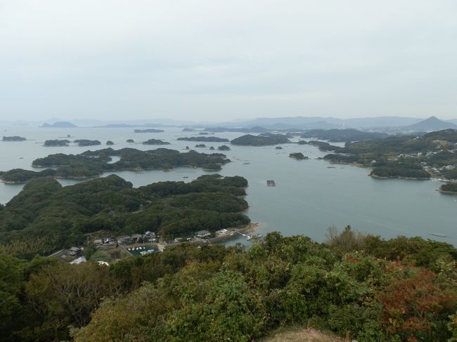 九十九島は佐世保市から平戸市にかけての北松浦半島のリアス式海岸の群島です。25kmにわたり島々が点在する海域のことで、島の密度は日本一といわれています。全域が西海国立公園に指定されています。島の総数は公式に208とされています。佐世保市内から近くに最高のビュースポット「展海峰」があります。点在する展望台の中ではより近くに九十九島が望める展望台です。その「展海峰」から絶景、九十九島を観ました。<br /><br /> 佐世保市と西海市を結ぶ西海橋は、日本三大急潮の一つ「うず潮」の針尾瀬戸に架かるアーチ橋です。完成時には固定アーチ橋として世界で3番目の長さを誇っていました。針尾瀬戸のランドマークとなる機能美をも備え、橋自体が観光スポットとして広く知られています。<br /><br /> 長崎観光の定番、グラバー園・平和公園・世界新三大夜景(稲佐山)を訪ねました。<br />